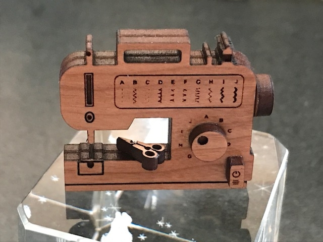 Brinquedo para máquina de costura com corte a laser