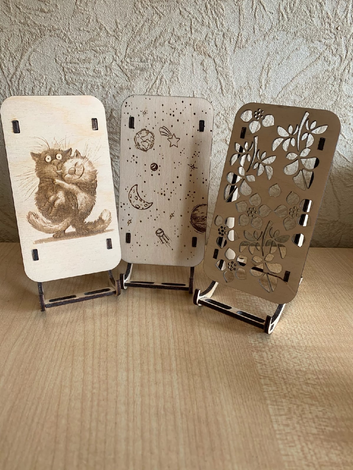 Soportes móviles decorativos grabados con corte láser