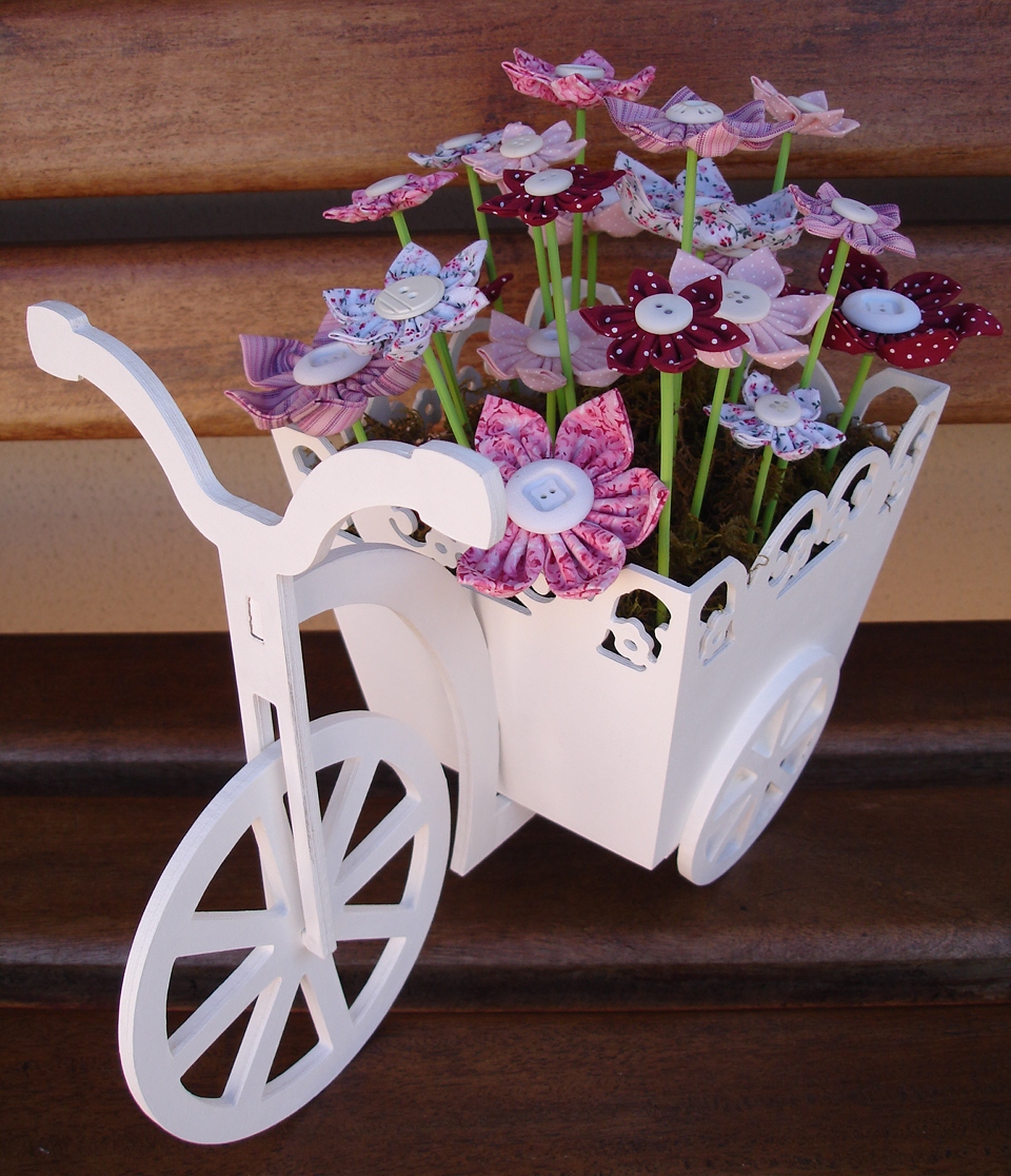 Cesta de flores de bicicleta de triciclo de madera cortada con láser