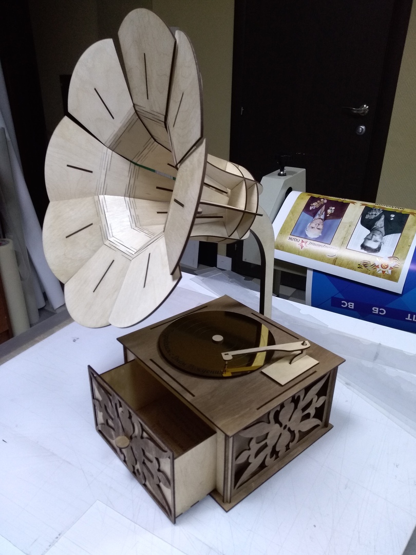 Gramófono de madera cortado con láser