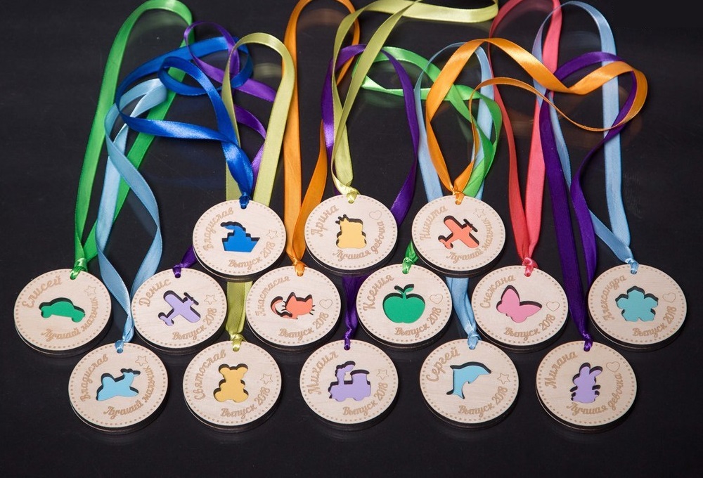ميداليات خشبية مقطوعة بالليزر للمدرسة