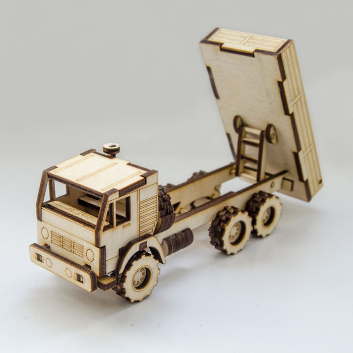 Brinquedo de caminhão basculante cortado a laser