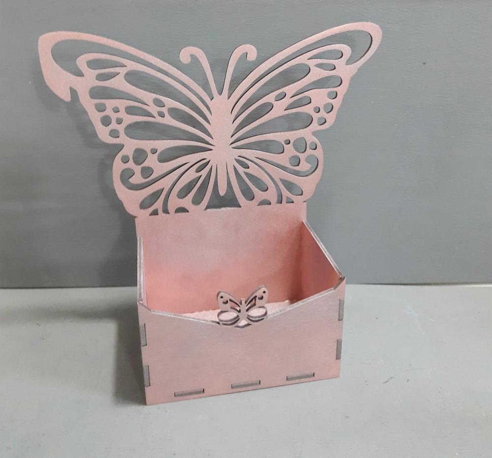 Caja cortada con láser con mariposa