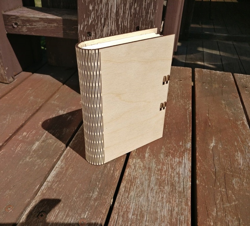 Boîte de livre découpée au laser avec loquet 3mm