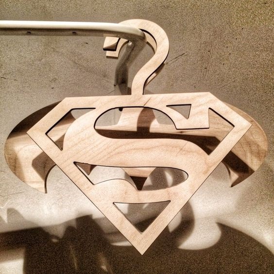 Laserowo wycinany wieszak na ubrania Superman dla dzieci