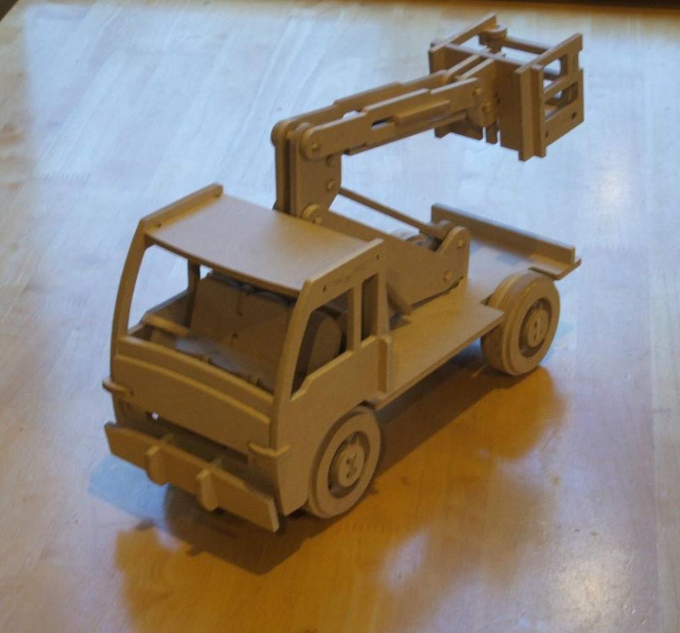 Piattaforma di lavoro aerea montata su camion giocattolo per bambini in legno tagliato al laser