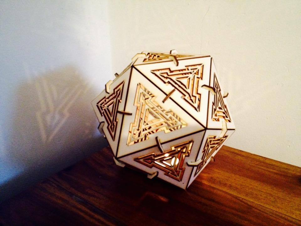 Lámpara de icosaedro cortada con láser de madera contrachapada de 3 mm
