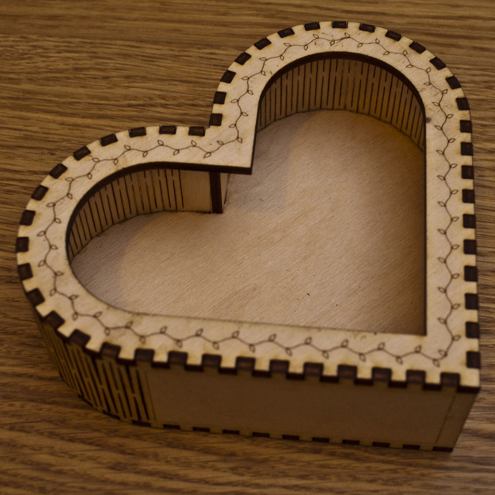 Коробка для брелоков в форме сердца с лазерной резкой и крышкой 3 мм