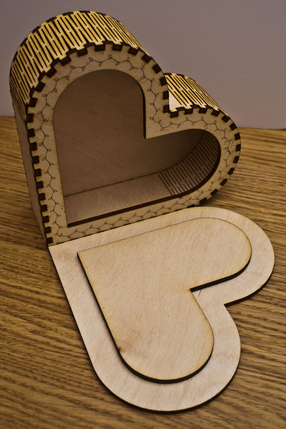 Caja de baratija con forma de corazón cortada con láser con tapa de 3 mm