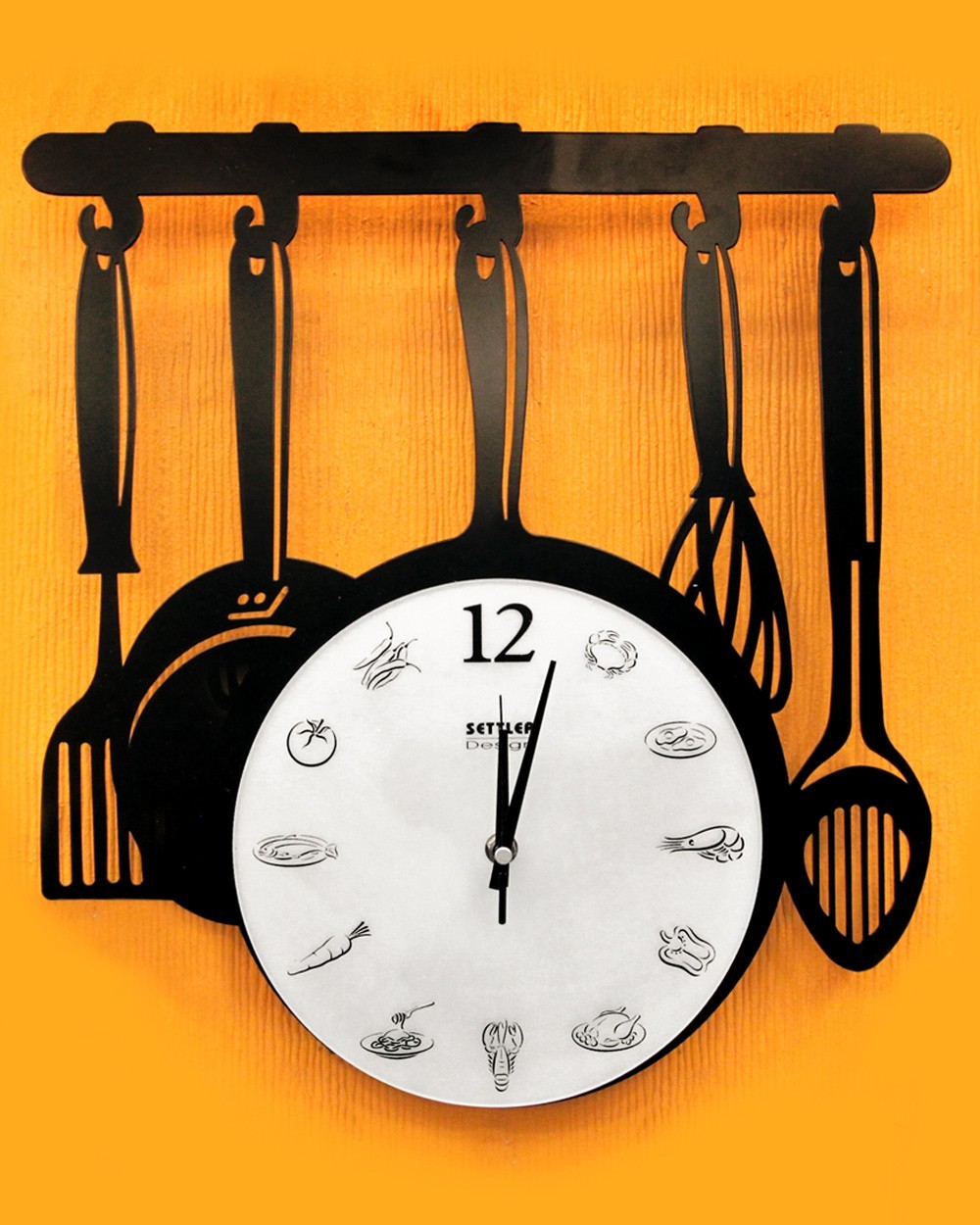 Reloj de pared con utensilios de cocina cortados con láser