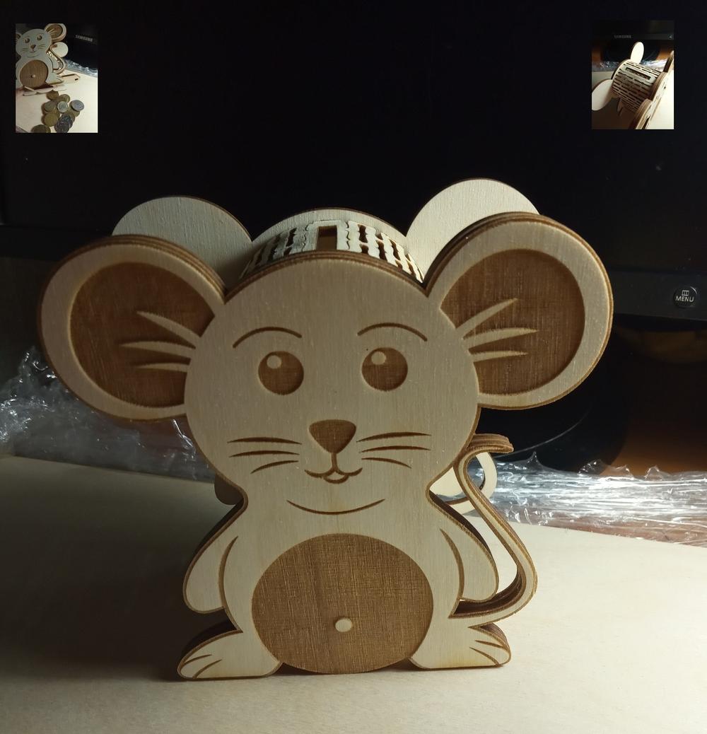 Modello di salvadanaio con mouse tagliato al laser