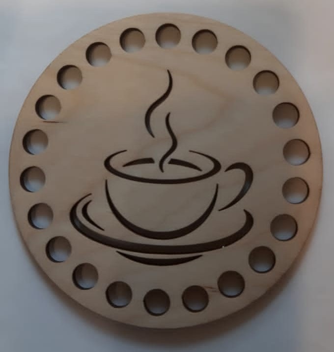 Lasergeschnittener Kaffeeuntersetzer aus Holz mit Gravur