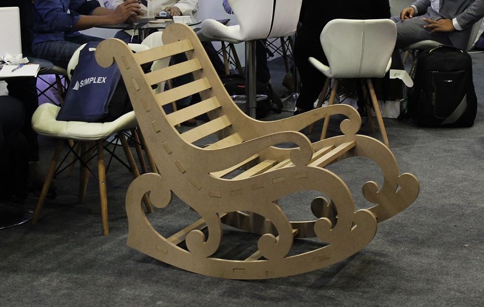 Laserowo wycinany drewniany fotel bujany