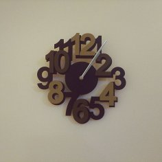 Horloge murale contemporaine découpée au laser avec chiffres en gras