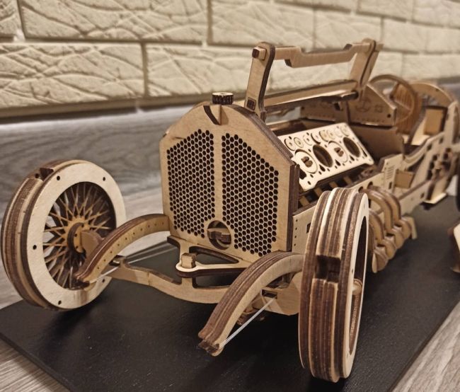نموذج سيارة خشبية مقطوعة بالليزر