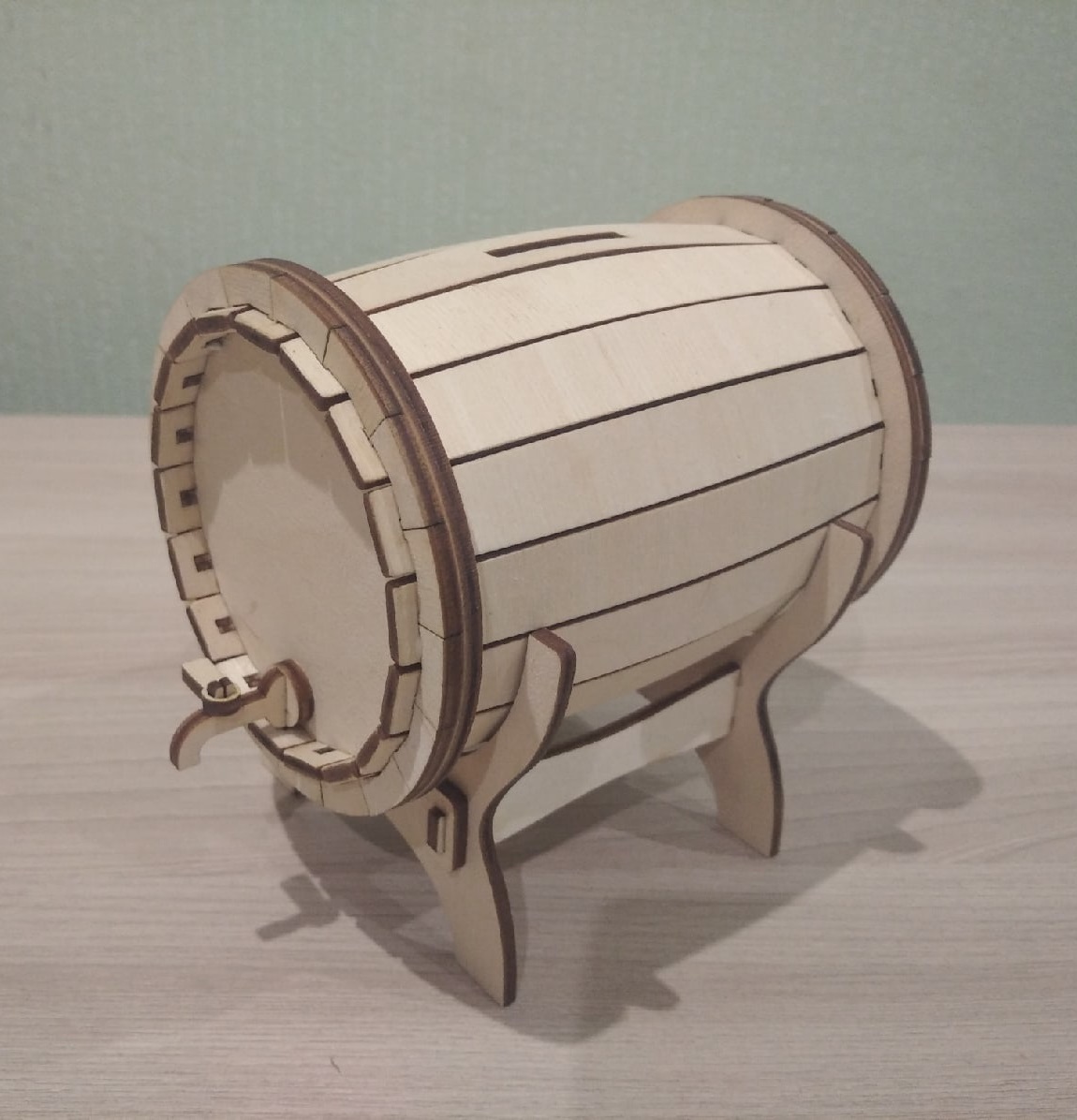 Hucha de barril de madera cortada con láser