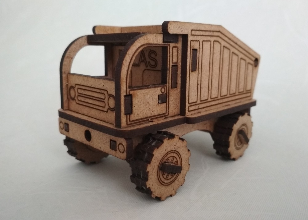 Camión volquete de juguete cortado con láser