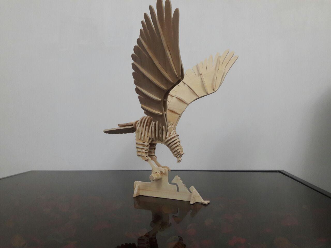 Rompecabezas 3D de halcón cortado con láser
