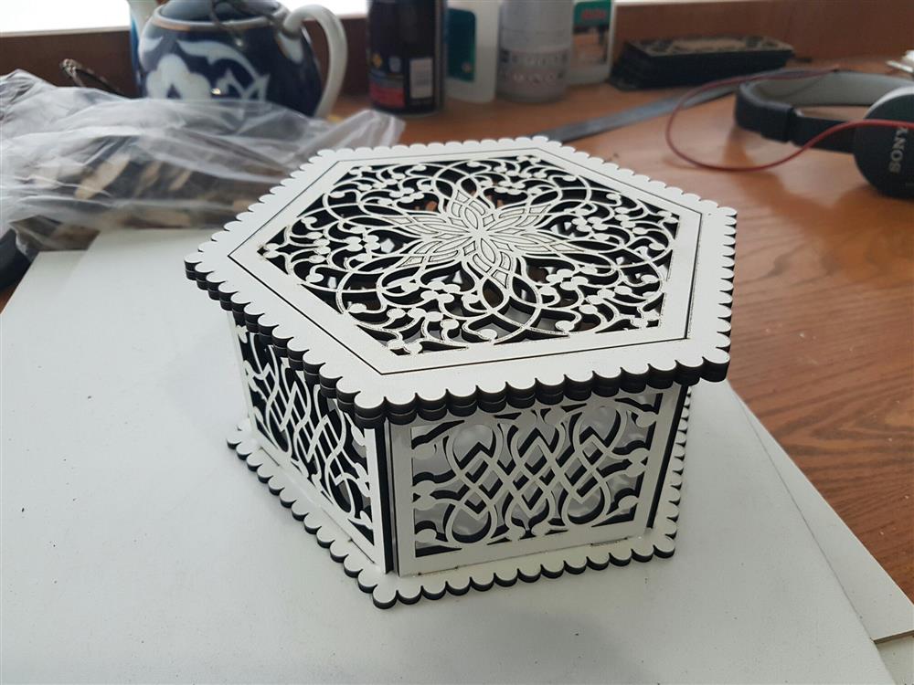 Boîte ajourée hexagonale en bois découpée au laser 3mm