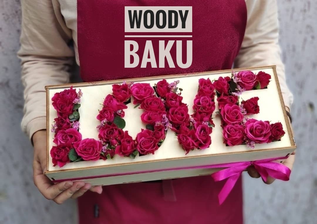 Parola d'amore in legno con scatola regalo di San Valentino con rose rosse tagliate al laser