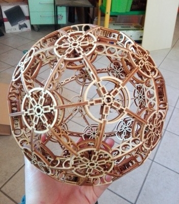 Esfera decorativa cortada con láser de madera contrachapada de 3 mm