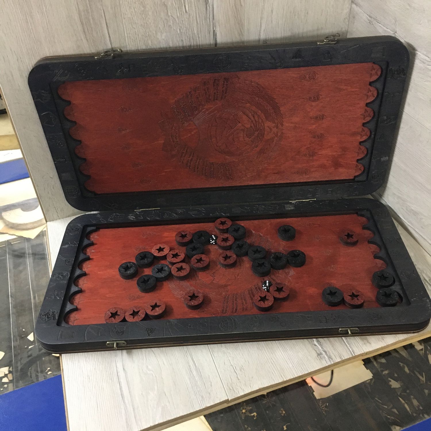 Lasergeschnittenes Backgammon-Set aus Holz