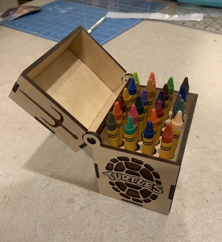 Деревянная коробка для карандашей с лазерной резкой