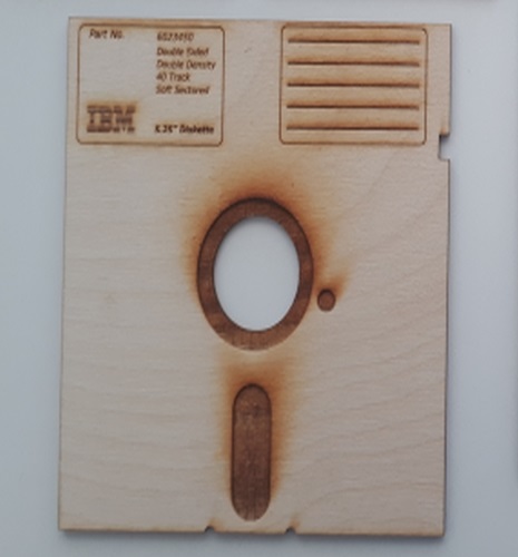 Sottobicchieri per floppy disk da 5,25 pollici tagliati al laser