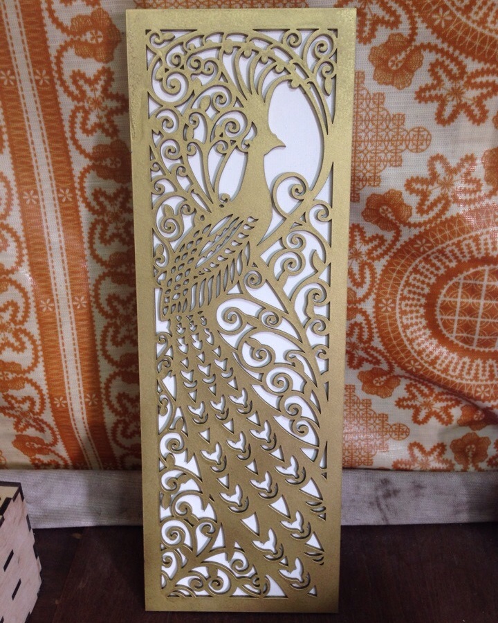Decoración de panel de pavo real cortada con láser