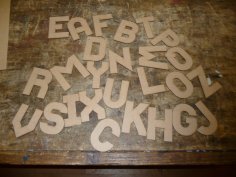Letras do alfabeto de madeira cortadas a laser
