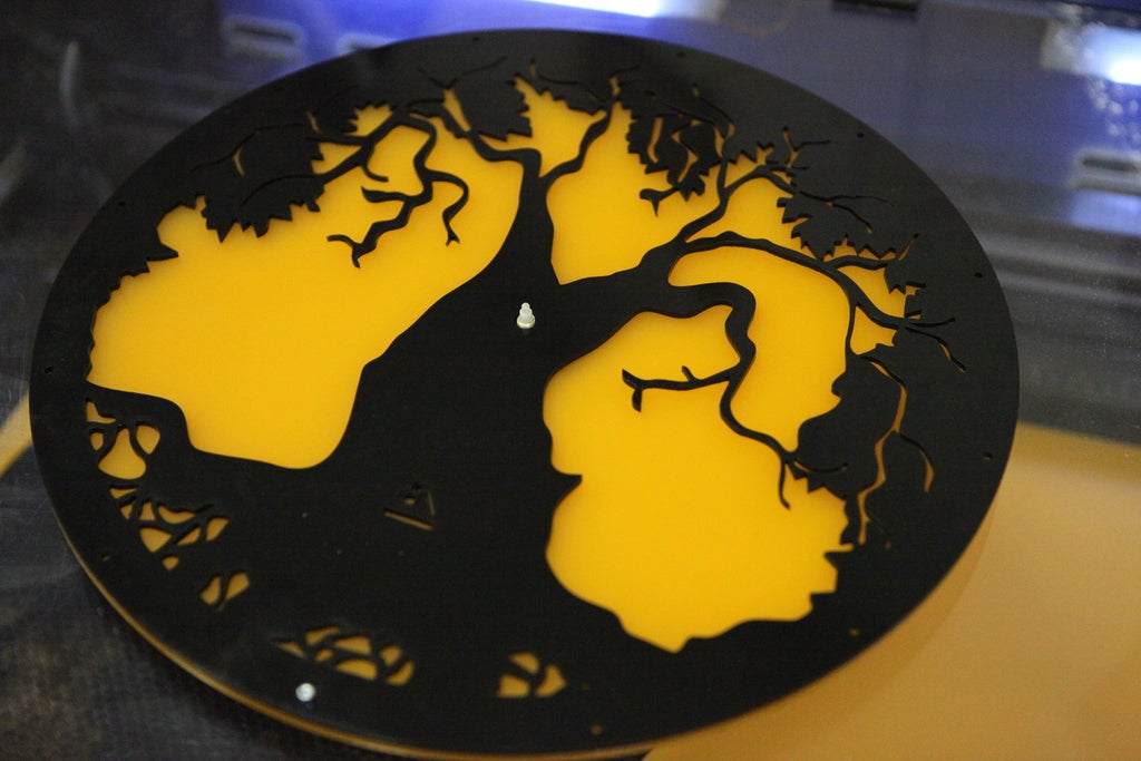 Lasergeschnittene Wanduhr aus Acryl mit Baumdesign