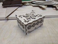 Lasergeschnittene Geschenkbox mit Schneeflocken
