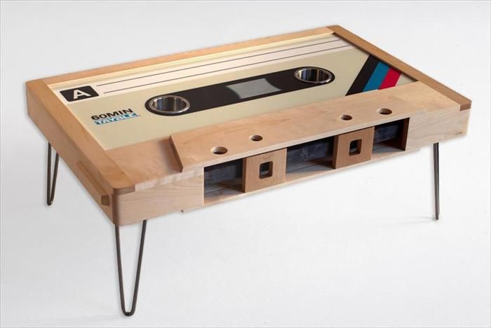 Laserowo wycinany drewniany stolik kawowy z kasetą magnetofonową