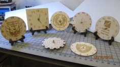 Horloges en bois gravées découpées au laser avec logos