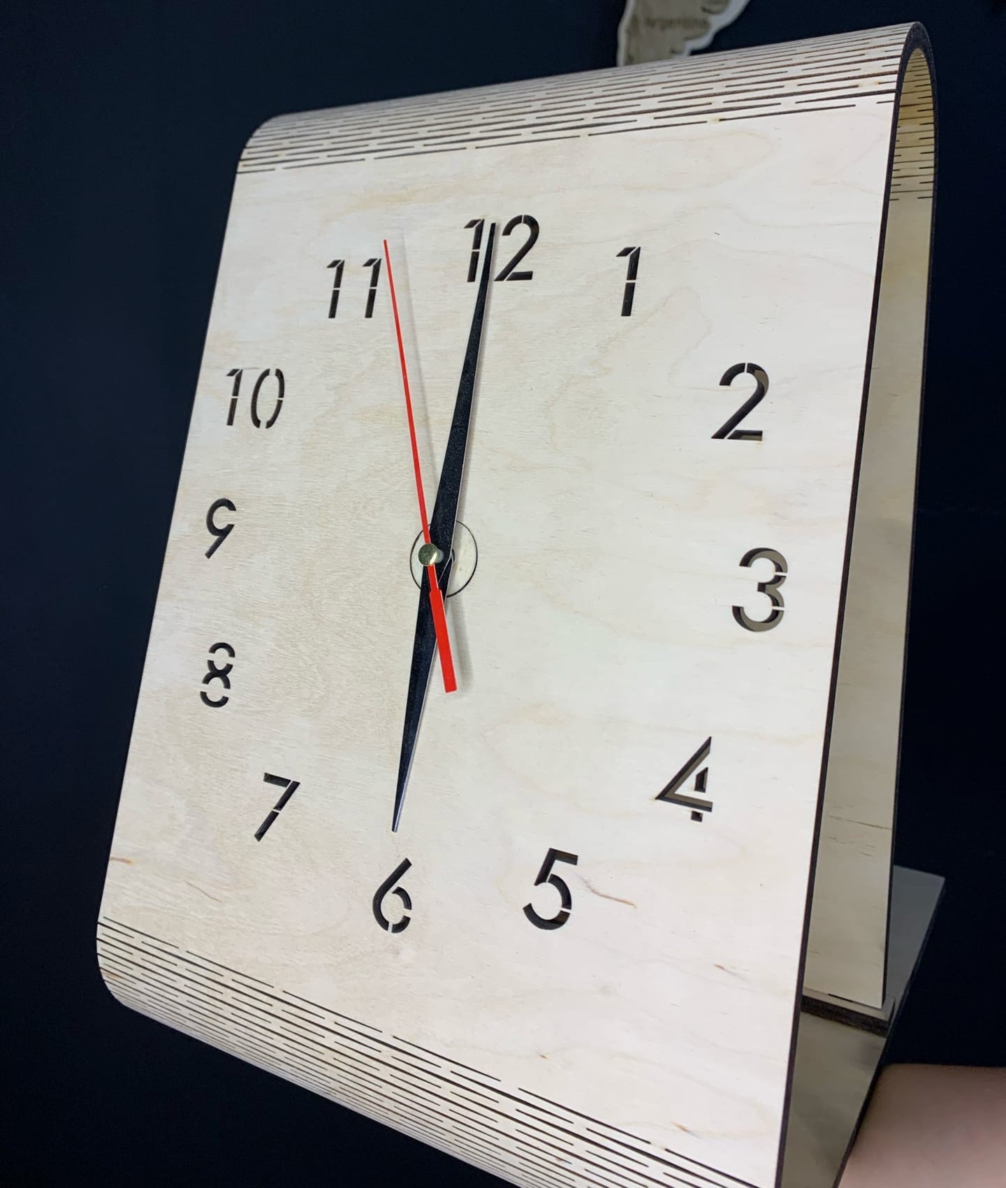Relógio de mesa de madeira criativo cortado a laser