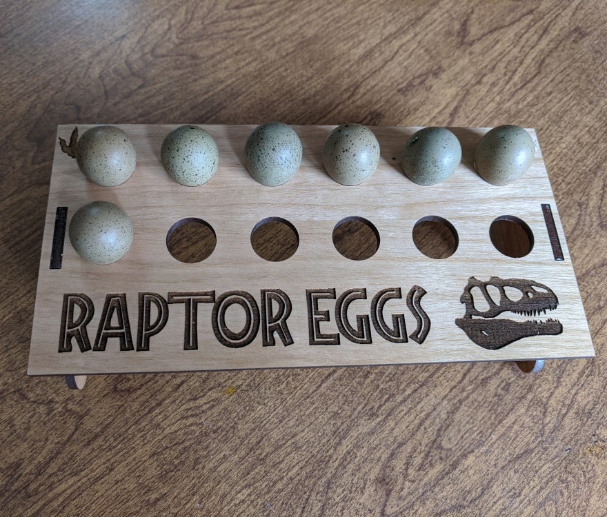 Bandeja de huevos de codorniz con botón cortado con láser