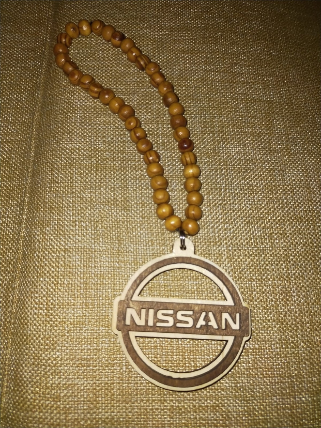 Porte-clés Nissan en bois avec logo Nissan découpé au laser