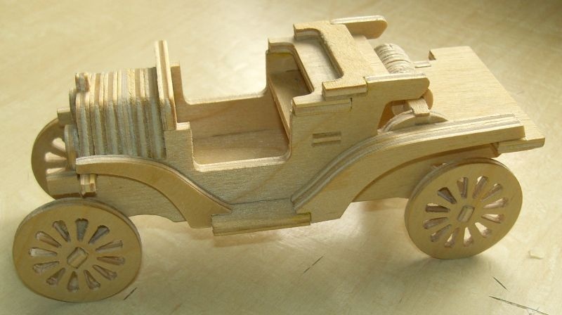 Coche Ford modelo T cortado con láser