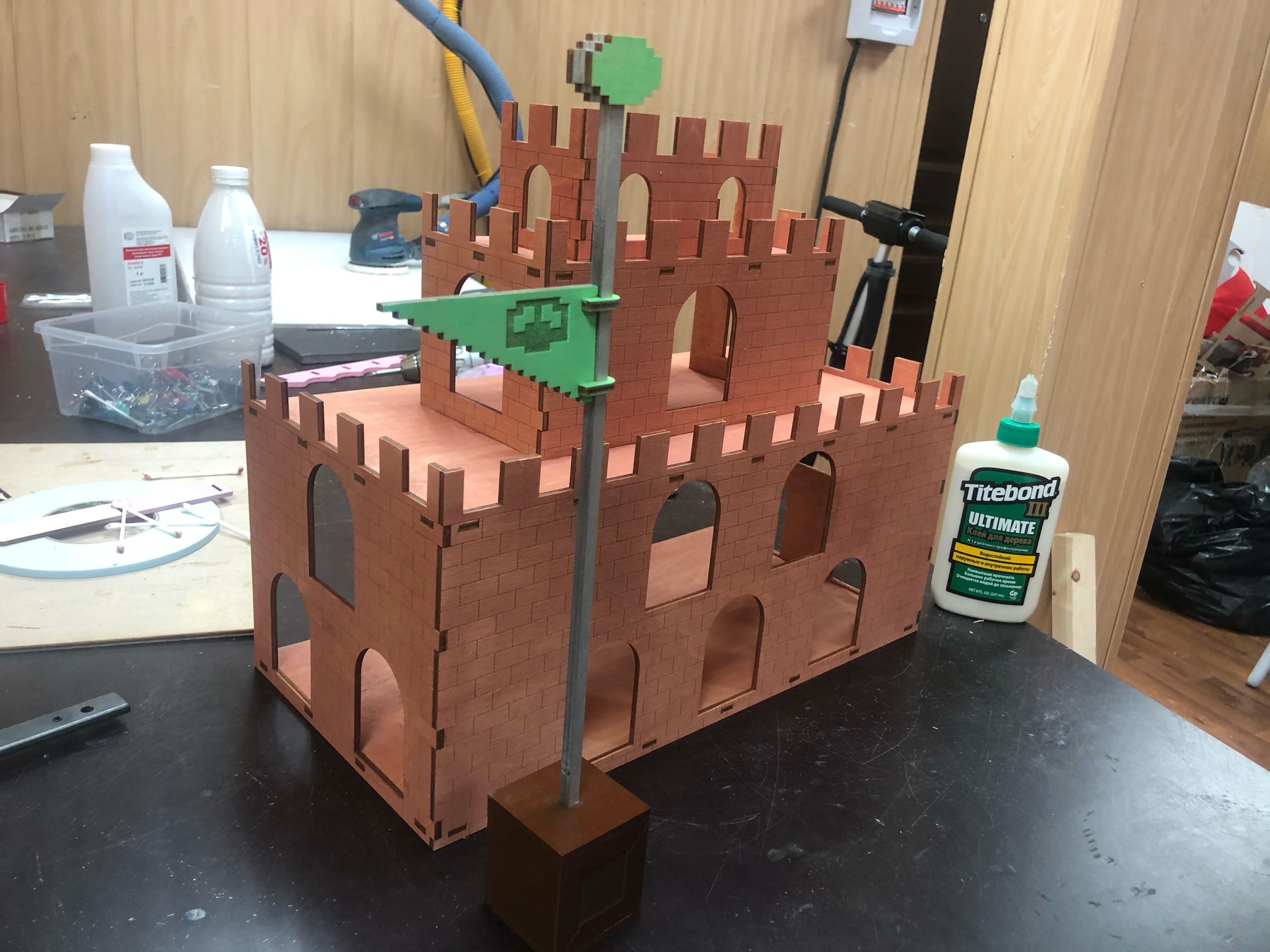 Castillo de princesa de madera Super Mario cortado con láser
