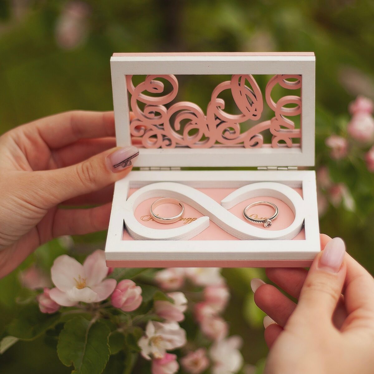 Caja de anillo de boda con corte láser Caja de anillo de pareja
