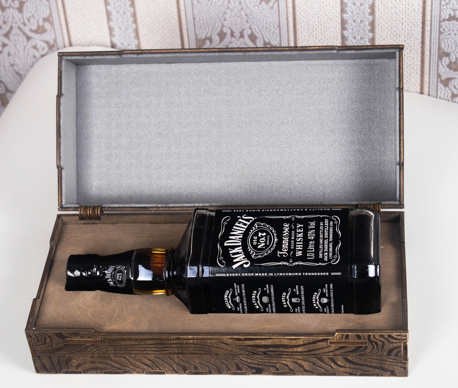 Grawerowane laserowo drewniane pudełko z whisky Jack Daniels