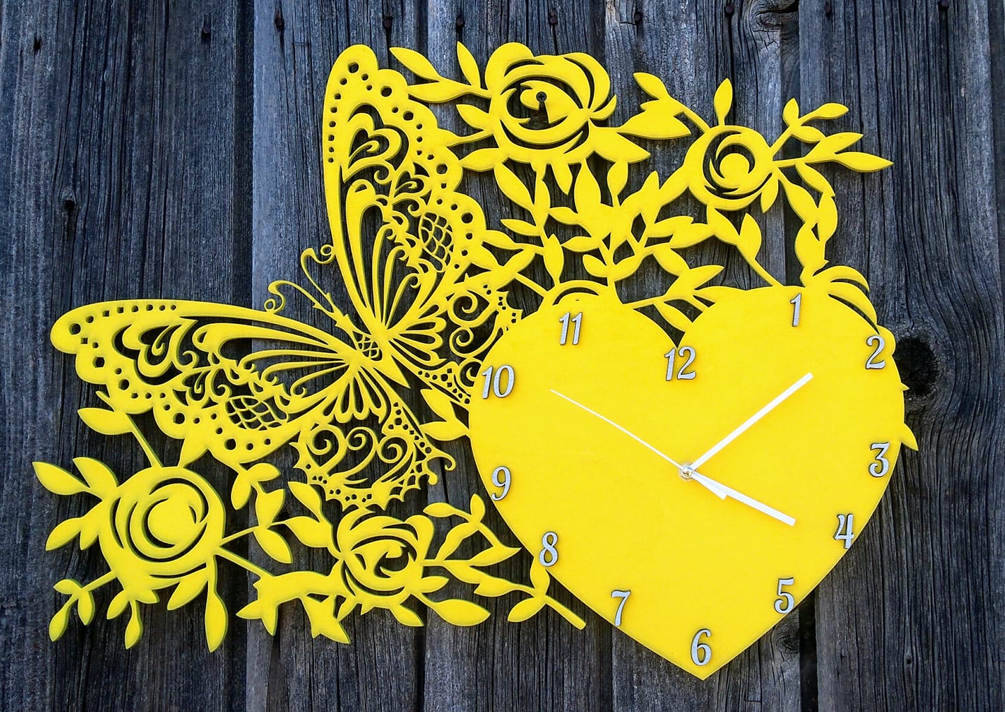 Orologio da parete decorato con taglio laser con cuore e fiori di farfalla