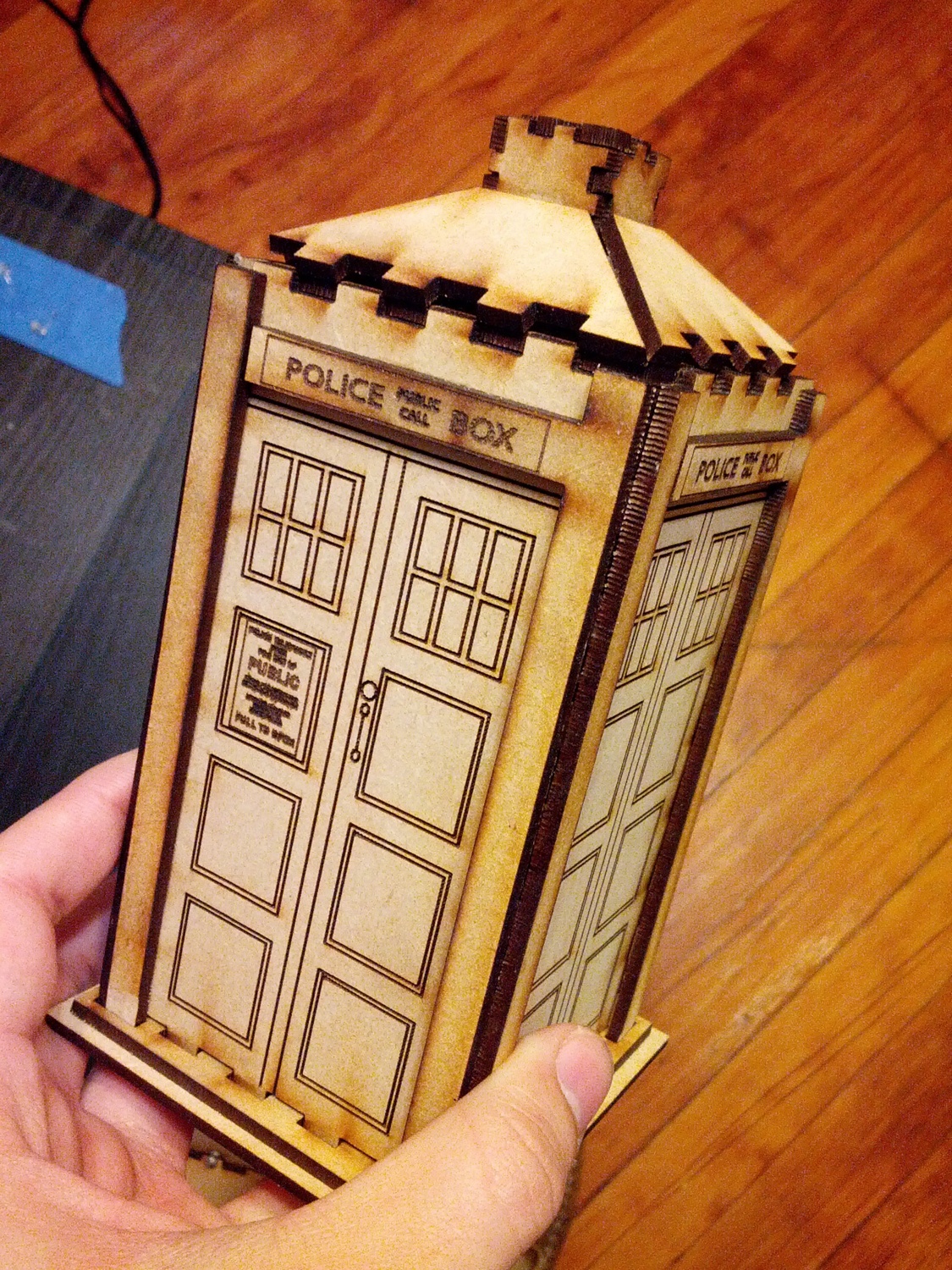 Laserowo wycinane drewniane pudełko policyjne Tardis Toy