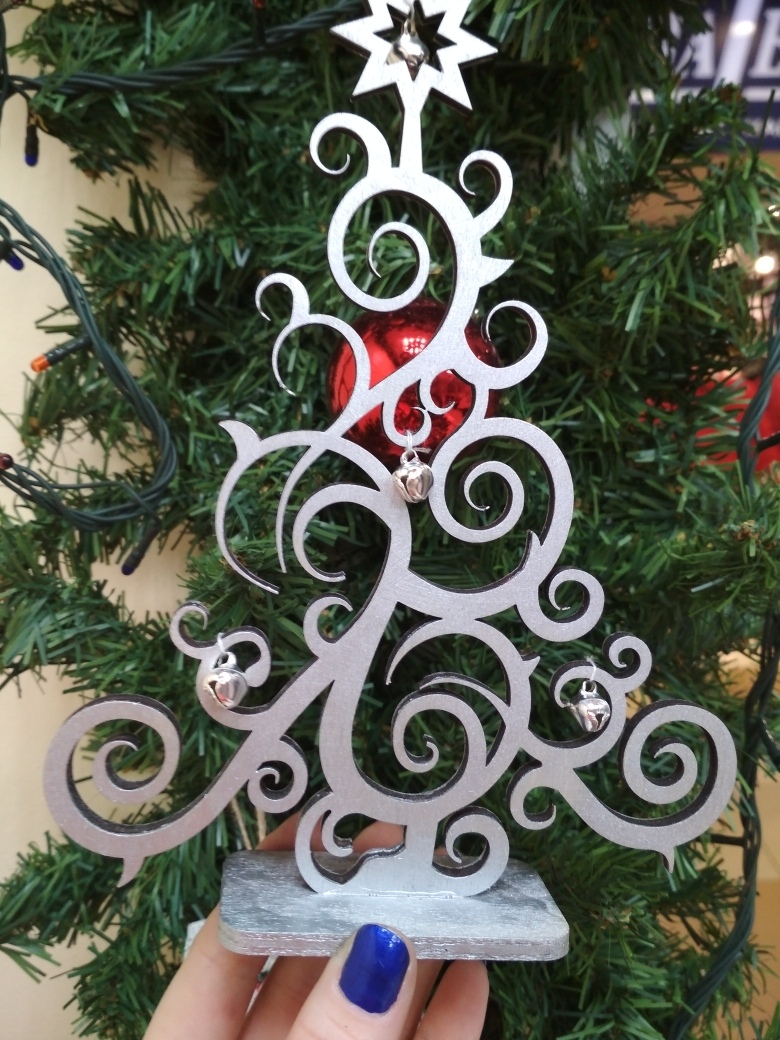 Árbol de Navidad de decoraciones de madera cortadas con láser