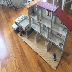 Casa Playmobil cortada con láser