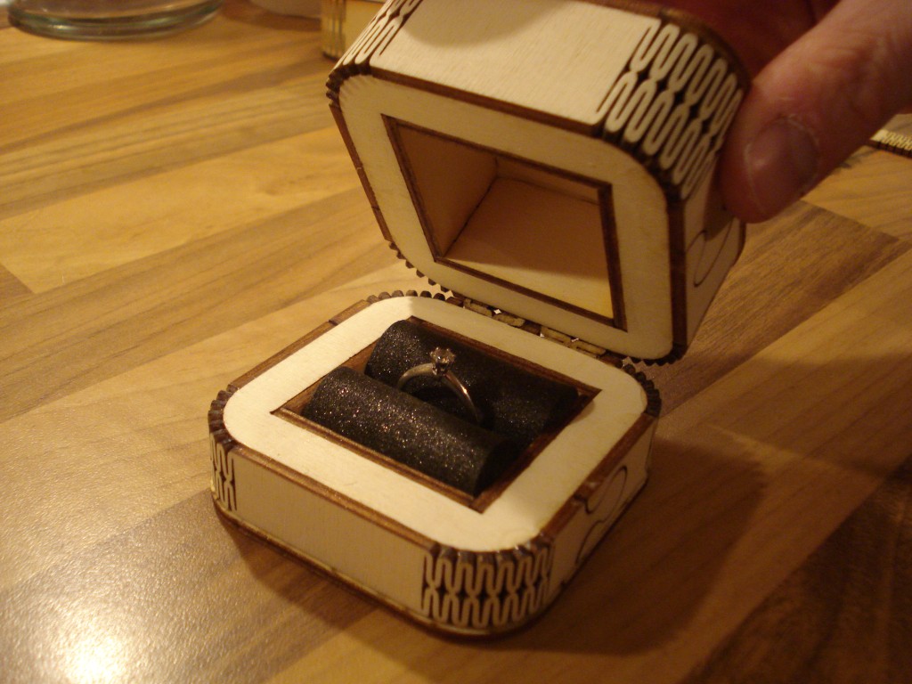 Laserowo wycinane pudełko na pierścionek zaręczynowy