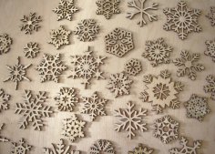 Ornamenti di fiocchi di neve in legno tagliati al laser