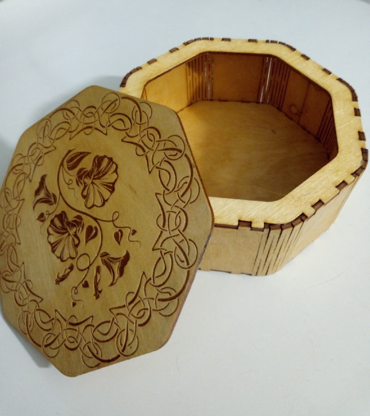 صندوق خشبي مثمن مقطوع بالليزر