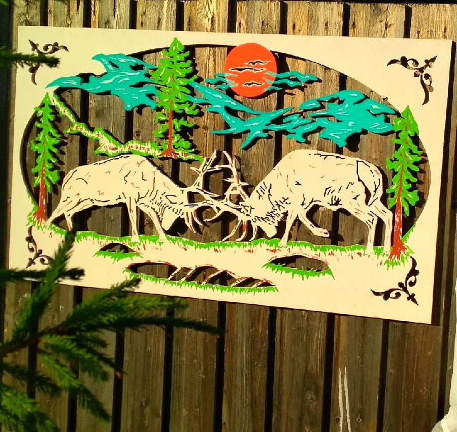 Lasergeschnittene Gartenzaun-Wandkunst, die Hirsche im Freien bekämpft, als Wanddekoration