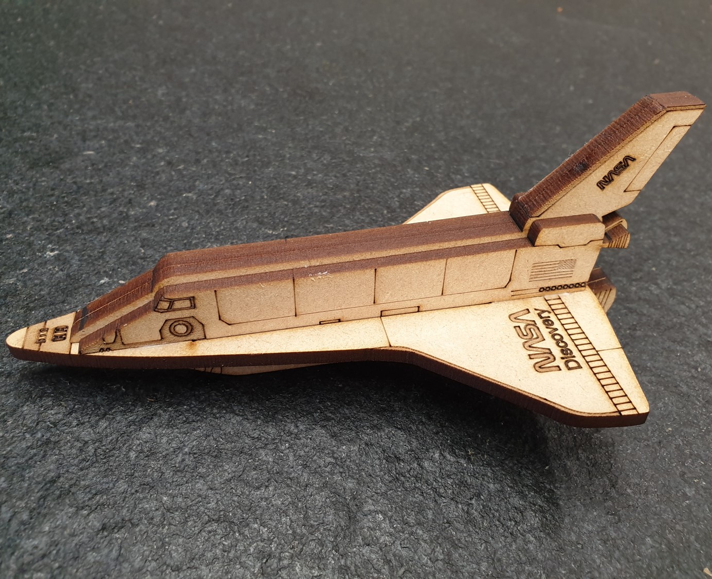 Modelo 3D del transbordador espacial cortado con láser
